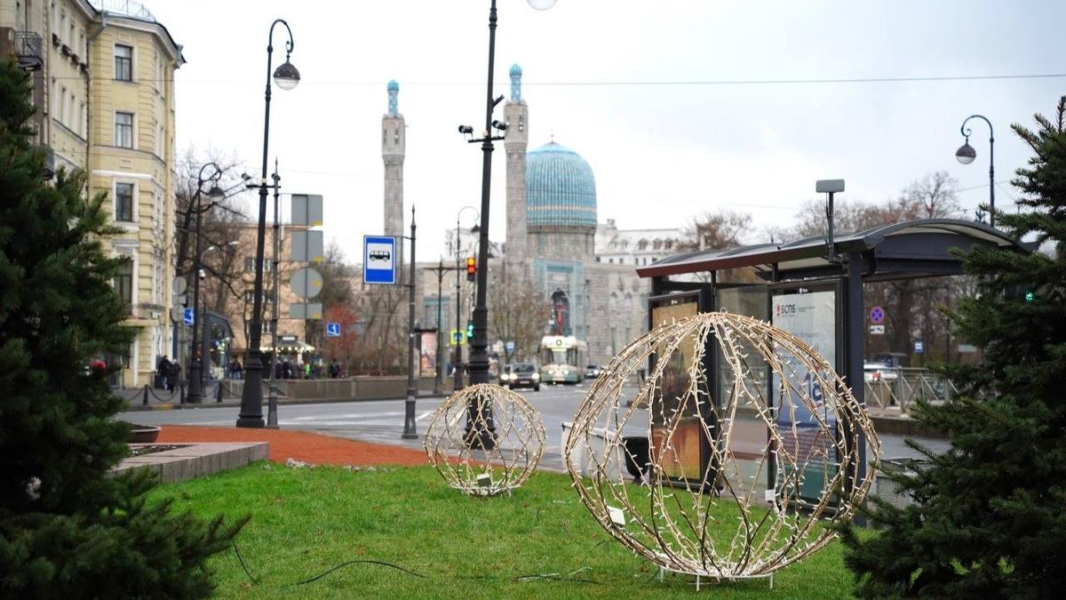 Ёлка за рекордные 13 миллионов, световые тоннели за 77 миллионов и арт-объекты с медведями и самоварами — город украшают к Новому году