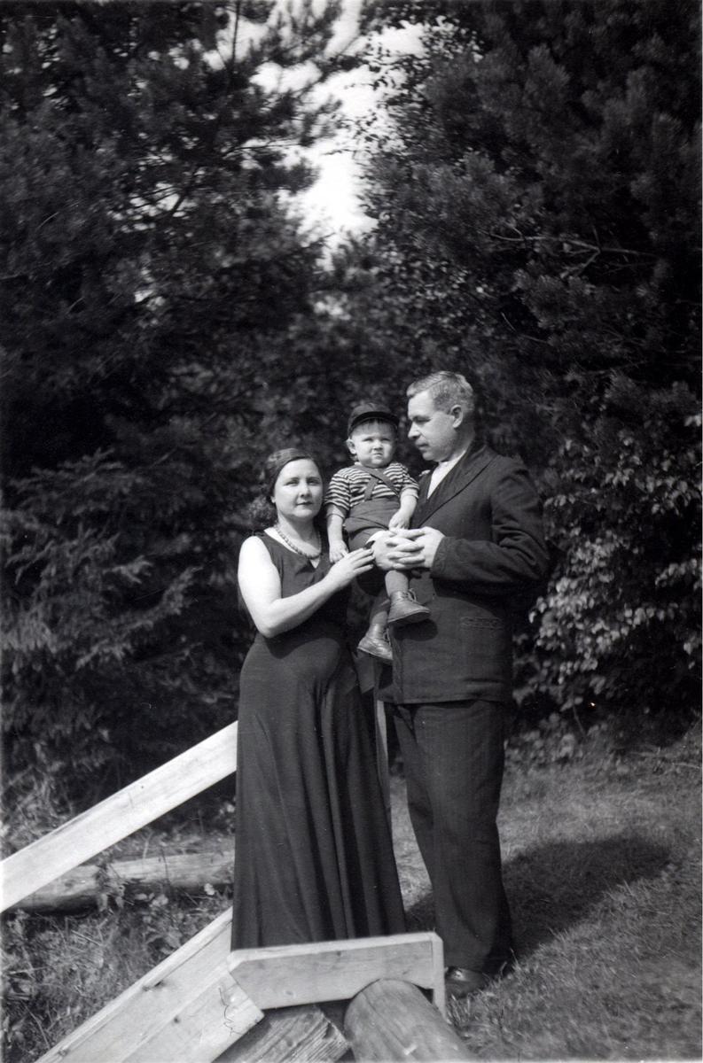 С женой и младшим сыном Сергеем. Левашово. Лето 1945. Фото из семейного архива Говоровых.