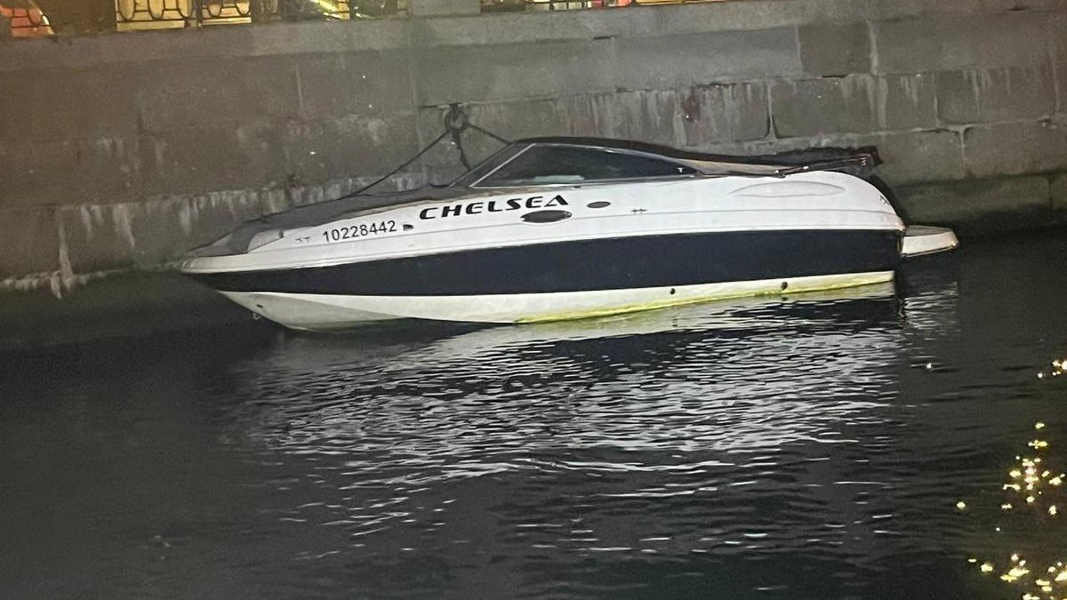 Потерявший ход катер с пассажирами сел на мель в Финском заливе