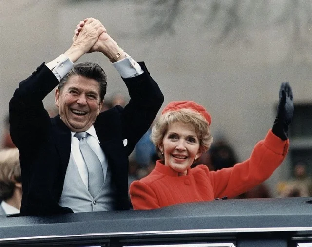 759px-The_Reagans_waving_from_the_limousine_during_the_Inaugural_Parade_1981.jpg