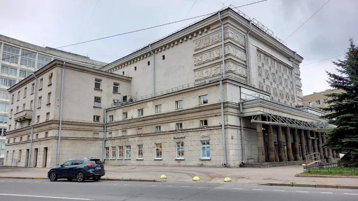 Прокуратура обнаружила трещины на здании кинотеатра «Гигант» на Кондратьевском