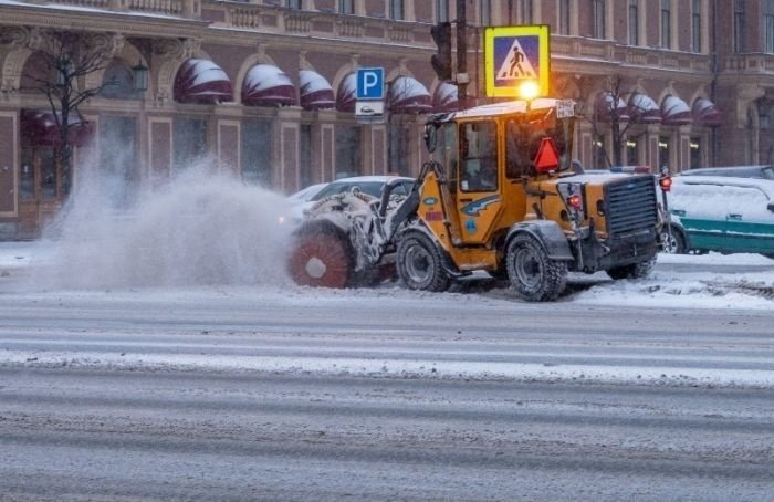 Петербург переходит на новую систему уборки снега во дворах