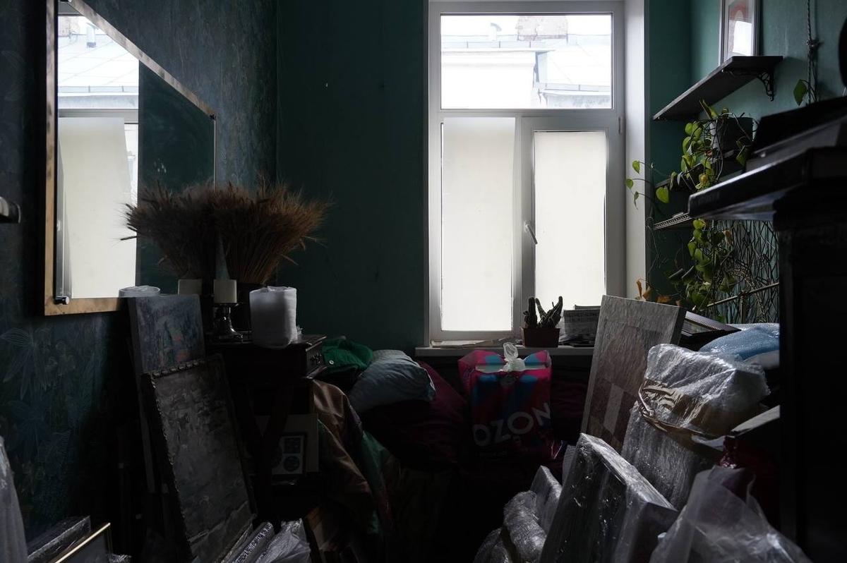 Маленькая комната заставлена картинами. Фото: Павел Борисенко / MР7