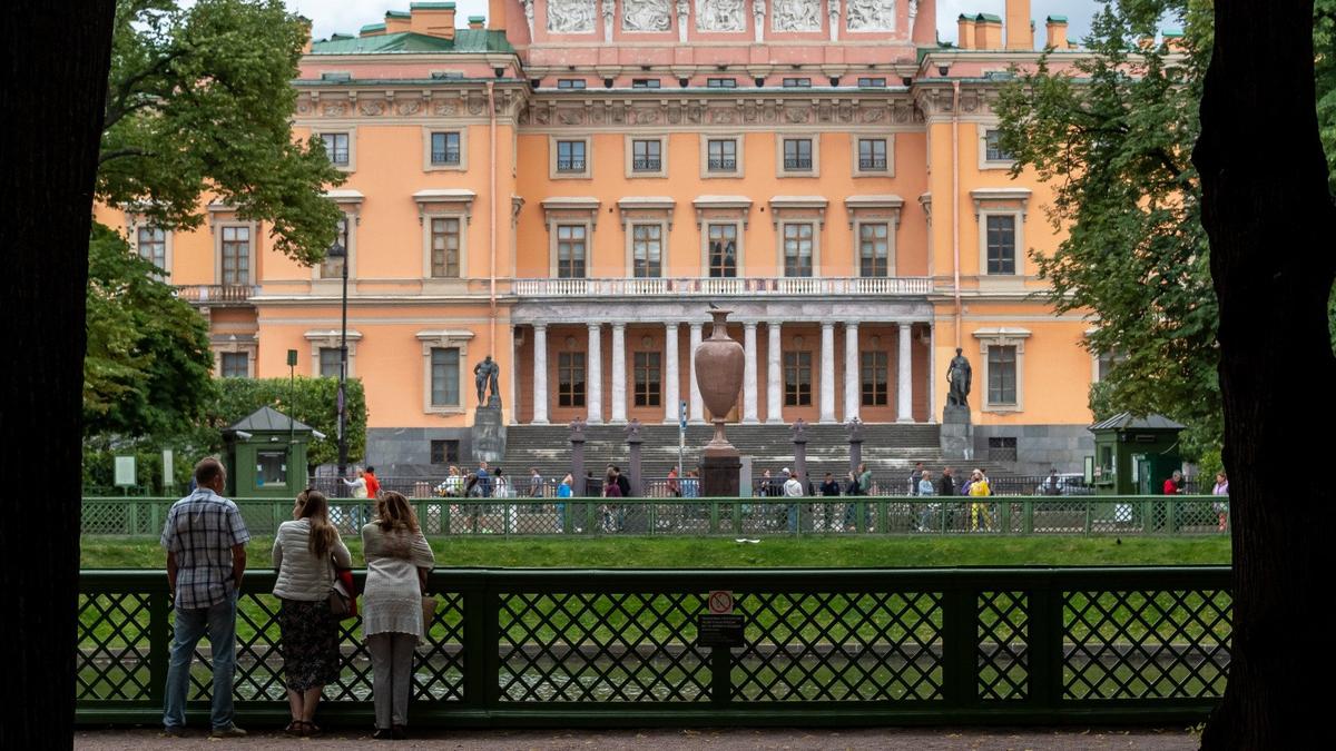 «Напомним, что музеи создаются государством»: в Русском музее объяснили отмену выставки «Клин Новикова»
