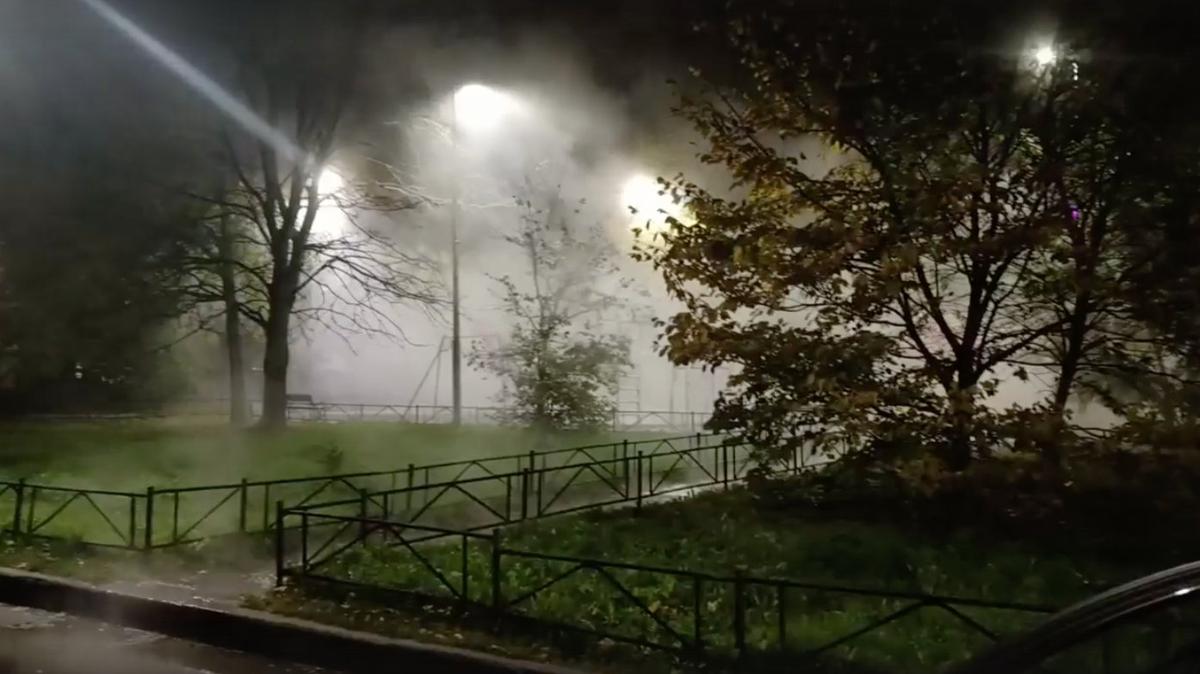 На проспекте Королёва прорвало трубу с горячей водой