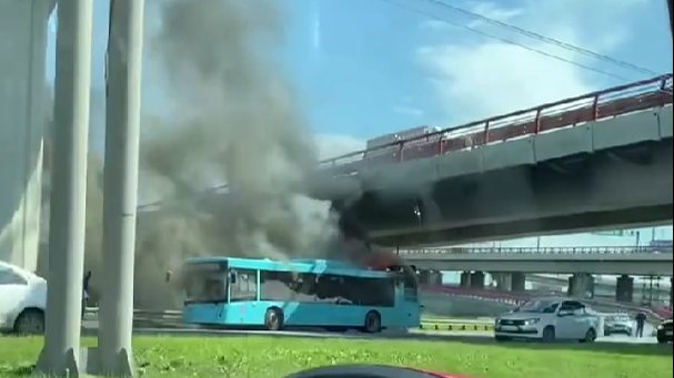 Лазурный автобус вновь загорелся в Петербурге. На этот раз на Пулковском шоссе