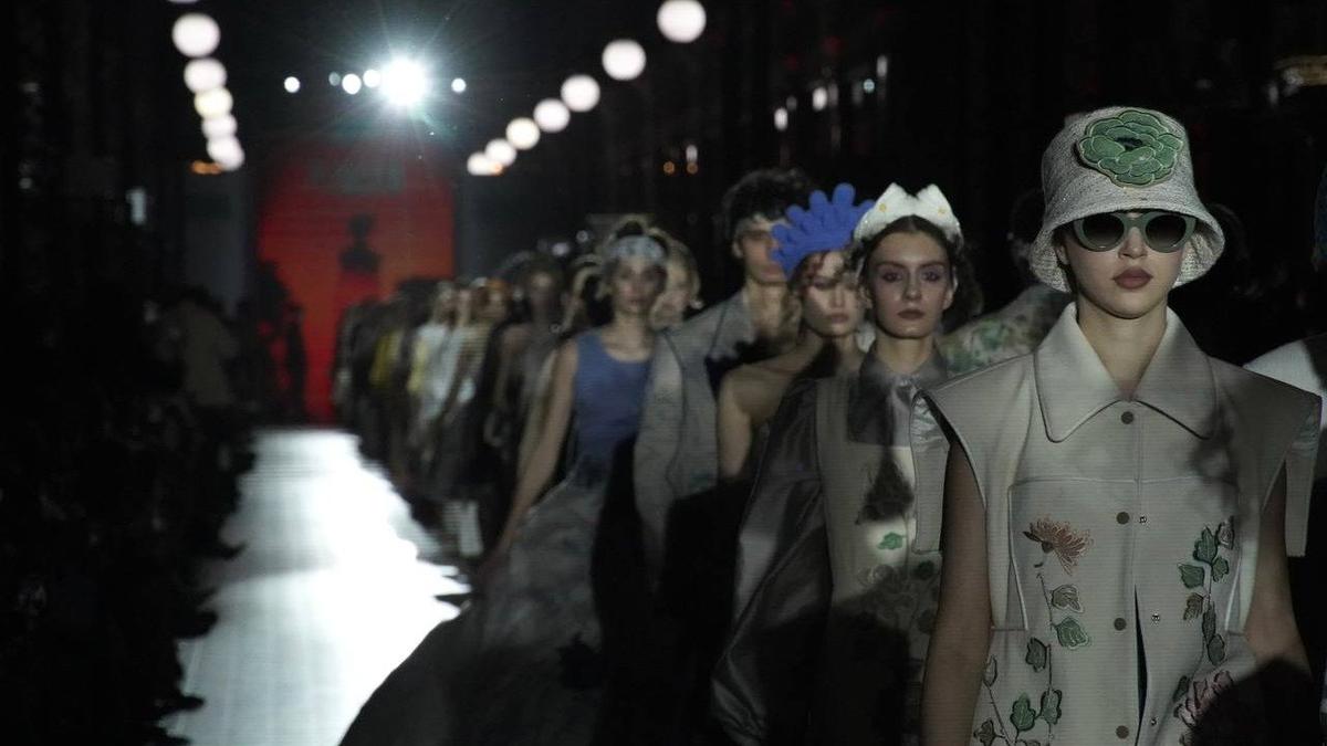 «Пассаж» на один вечер превратился в подиум — восемь брендов представили новые коллекции: показываем, как это было