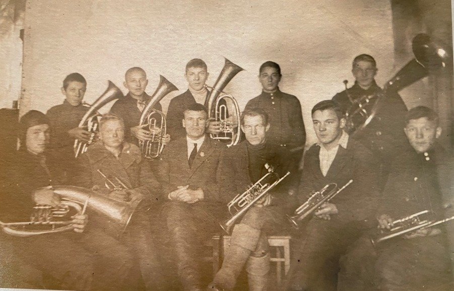 Михаил Харченко с оркестром ДК. Фото: из семейного архива
