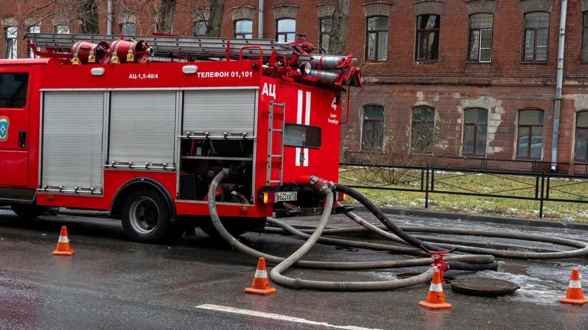 Двух человек эвакуировали из горящей коммуналки на Тимуровской улице