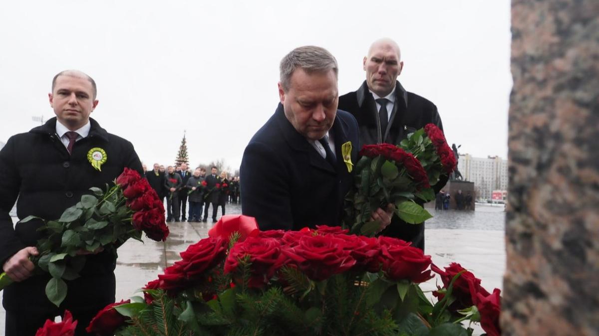 Матвиенко, Бельский и Валуев возложили цветы на площади Победы