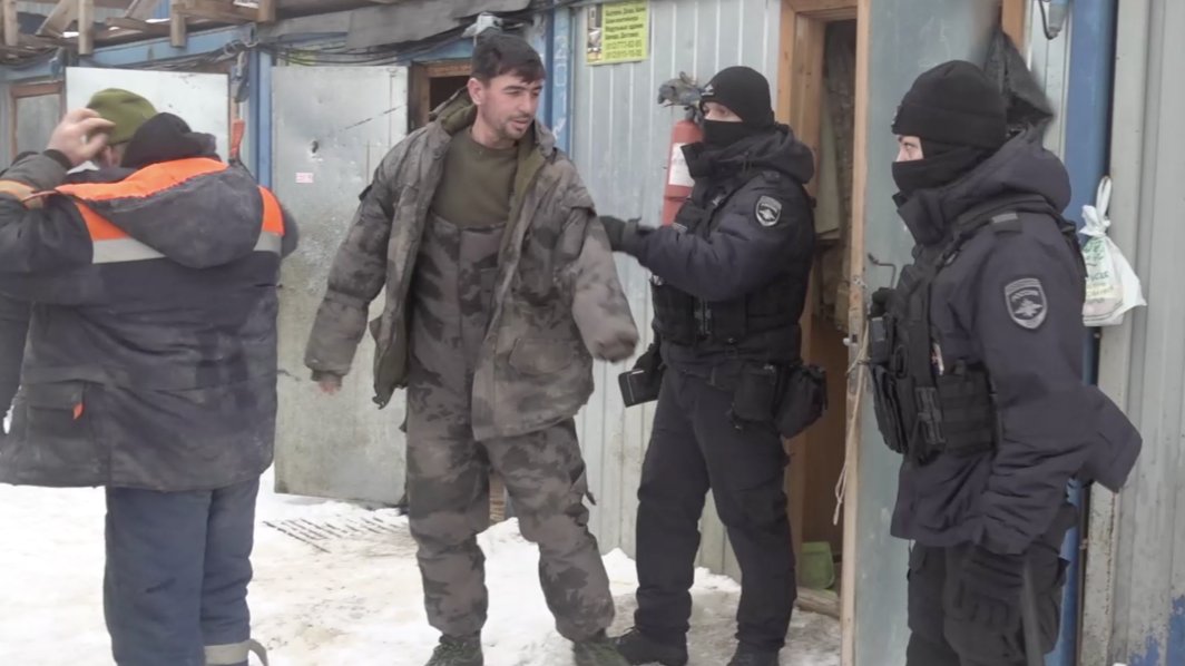Несколько десятков мигрантов задержали после рейда на стройках в двух районах Петербурга