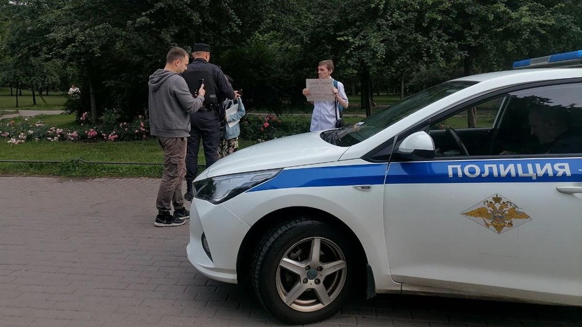 Задержанных на пикете у «Горьковской» активистов отпустили из полиции под обязательство о явке для составления протокола