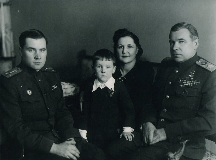 С женой и сыновьями. Москва 1949 год. Фото из семейного архива Говоровых.