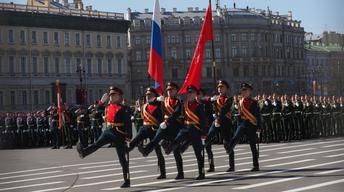 Парад Победы на Дворцовой: ветераны, колонны, зрители