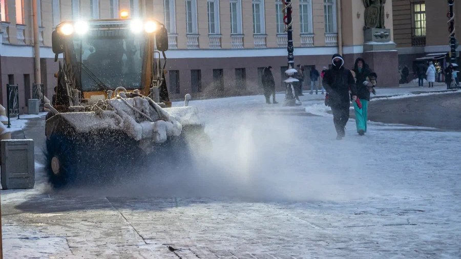 Заснеженный Петербург стоит в огромных пробках
