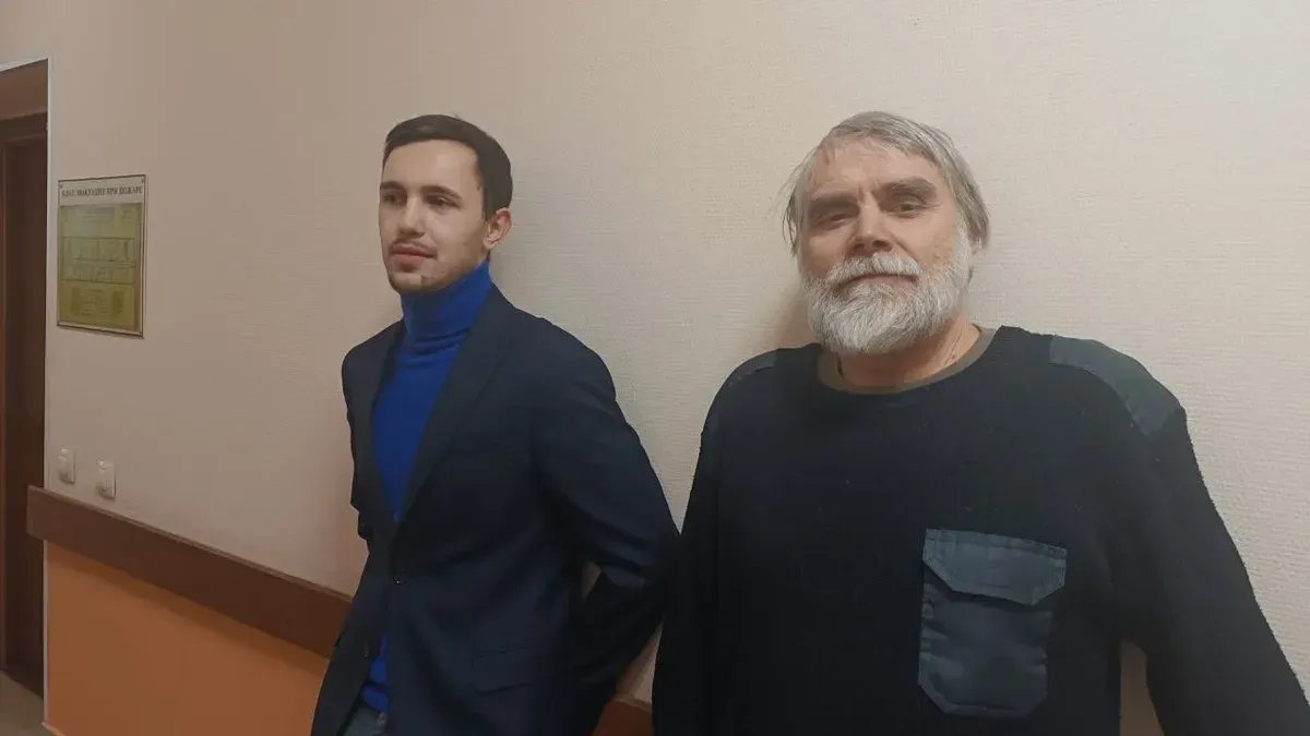 Адвокат Владислав Сосенский (слева) и Владислав Журавлёв (справа) на заседании в мае 2026 года. Фото: Катерина Иванова / МР7