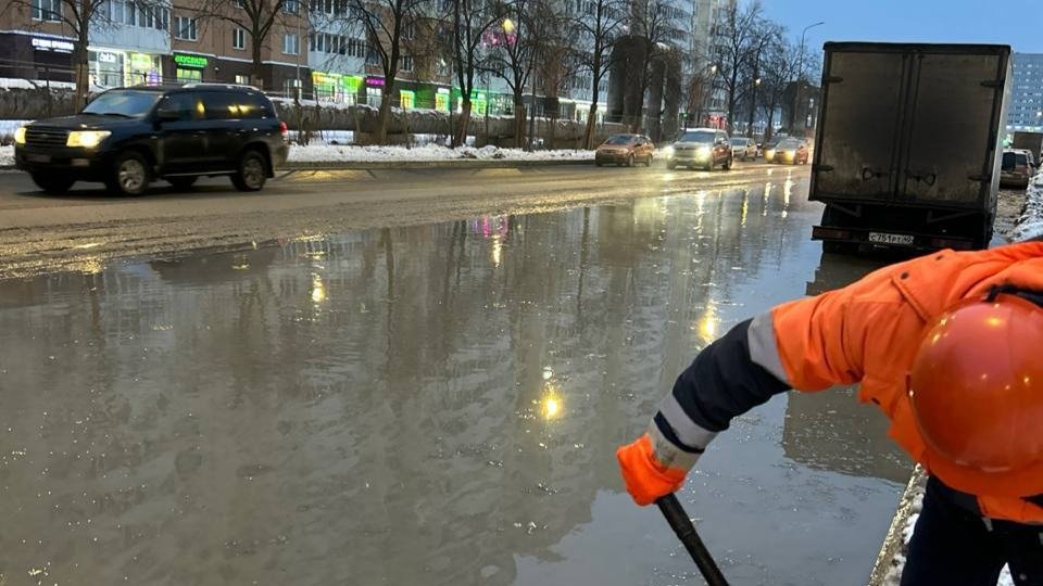 Плавание машин: на улице Маршала Захарова разлилась холодная вода из дефектной трубы