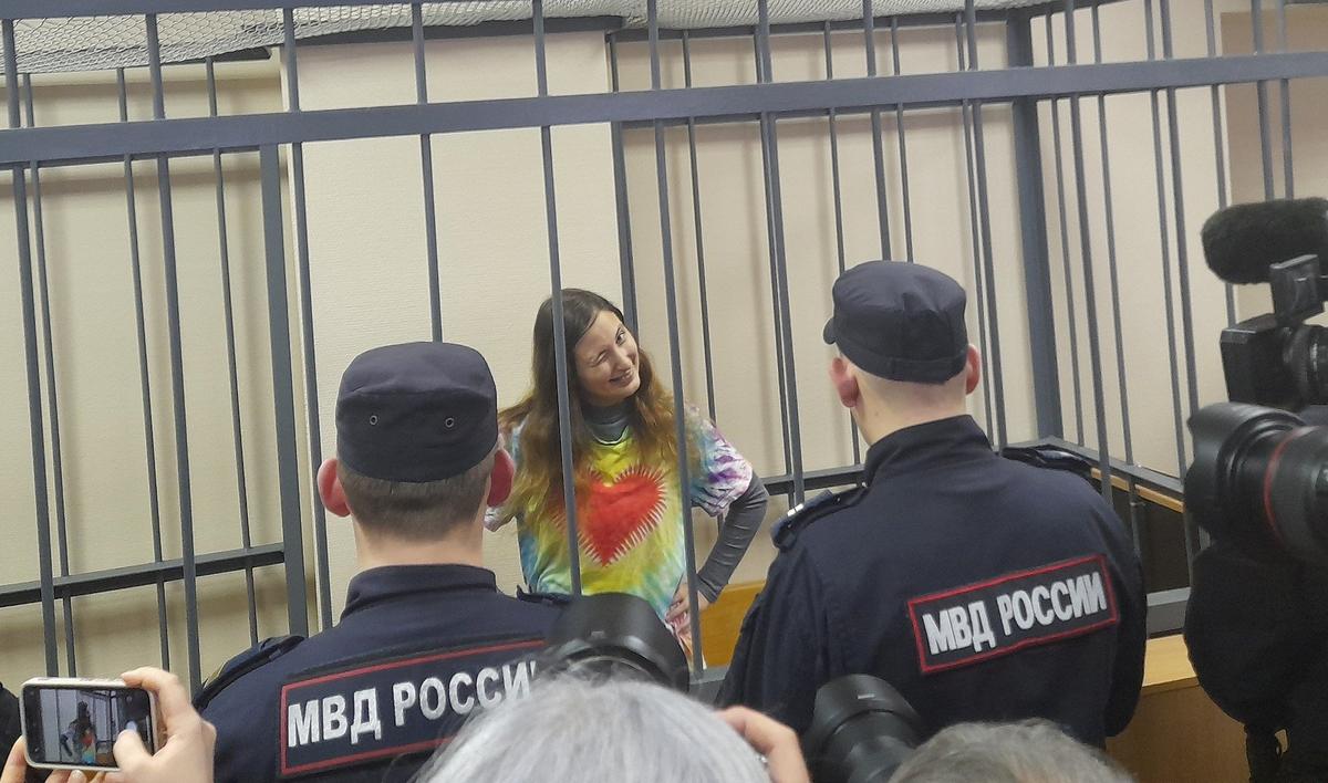 Саша Скочиленко перед заседанием. Фото: Анна Мотовилова / MR7
