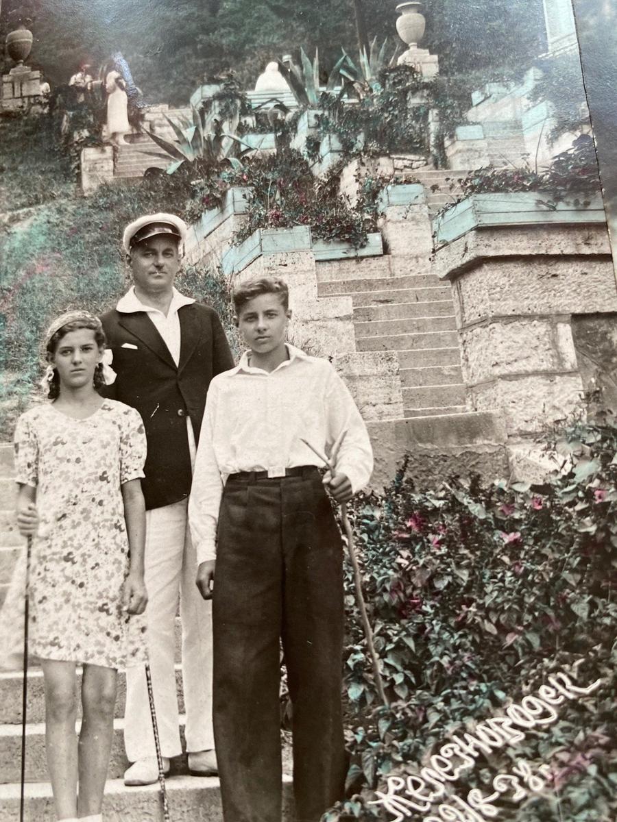 Елена с отцом и братом в 1938 году. Фото из личного архива