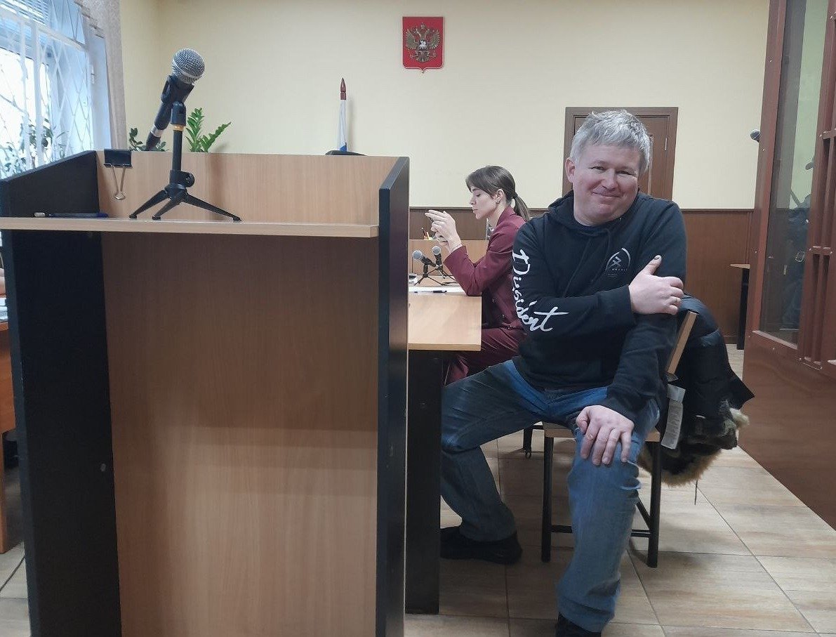 Динар Идрисов рядом с адвокатом Ольги Марией Зыряновой в день его отвода из судебного процесса. Фото: Анна Мотовилова / MR7