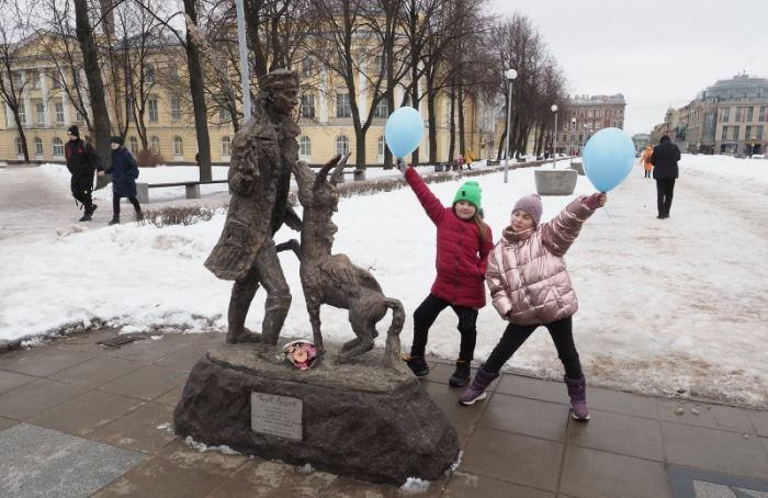 Перед зданием ТЮЗа в день 100-летнего юбилея театра установили скульптуру «Конька-Горбунка»