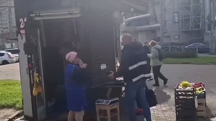 У метро «Комендантский проспект» демонтирован незаконный киоск