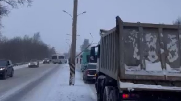 Машина снесла фонарный столб на Приморском шоссе