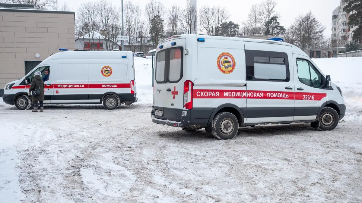 Подростков с пеной изо рта экстренно госпитализировали в Приморском районе