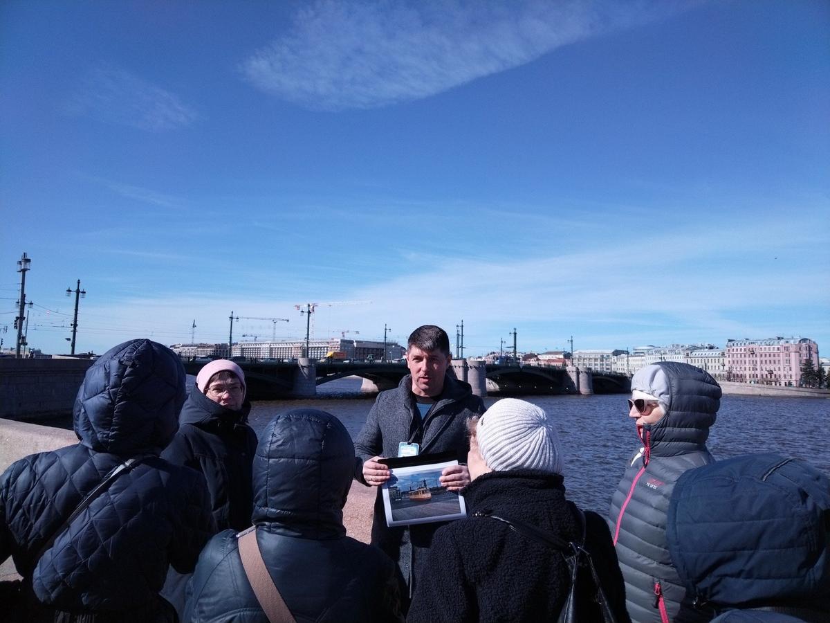 У Биржевого моста. Фото: предоставлено героем
