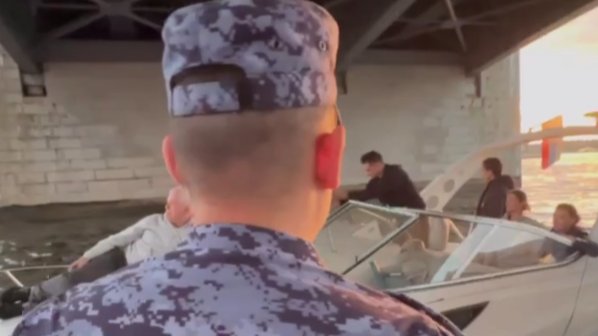 Росгвардейцы отбуксировали заглохший катер с людьми на Большой Невке