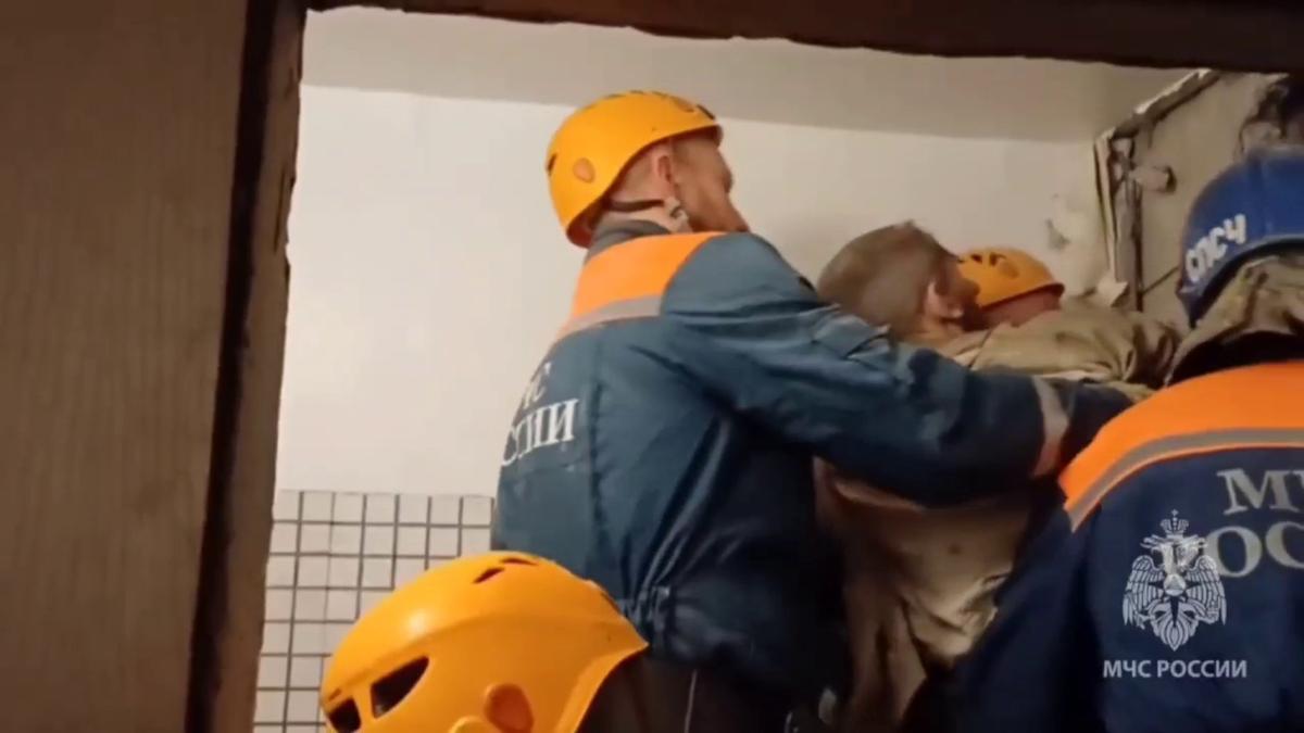 Спасатели вытащили мужчину из вентиляционной шахты дома на Богатырском