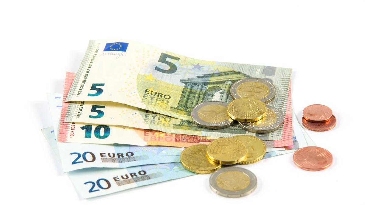 Деньги евро. Деньги картинки. Наличные. Cash Euro прозрачный фон.