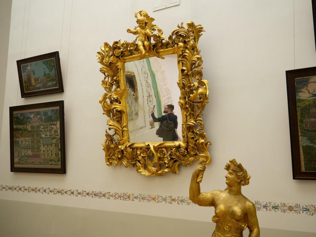 Зеркало XVIII века и аллегорическая фигура «Осень». Фото: Дмитрий Абрамов / MR7