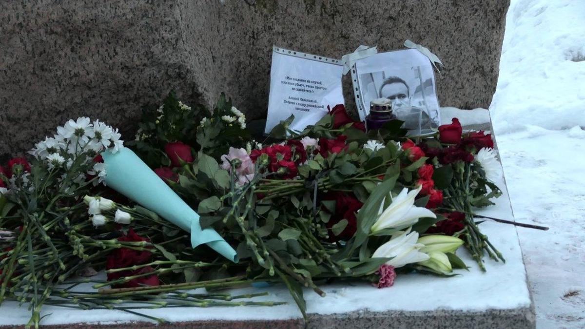 Петербуржцы вышли с цветами в центр города и к памятным местам после сообщений о смерти Навального*