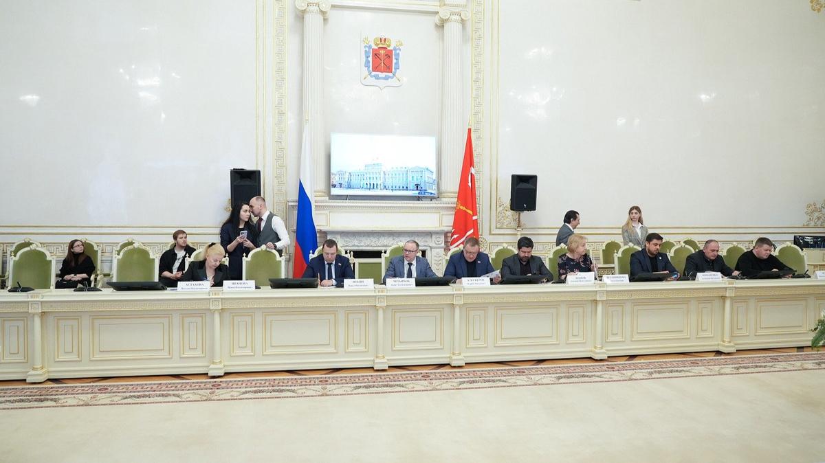 Петербургские депутаты предложили создать реестр мест продажи алкоголя по ночам