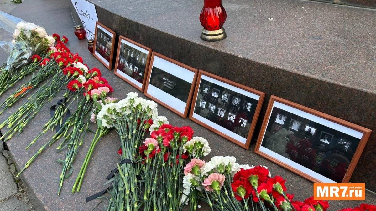 Цветы к памятникам и бывшему консульству — как в Петербурге вспоминали трагедию в Одессе