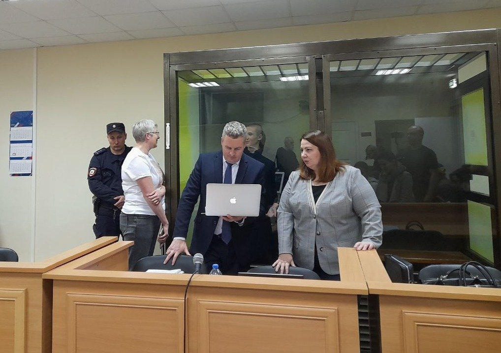 Мама Егора и его адвокаты перед началом заседания. Фото: Анна Мотовилова / MR7