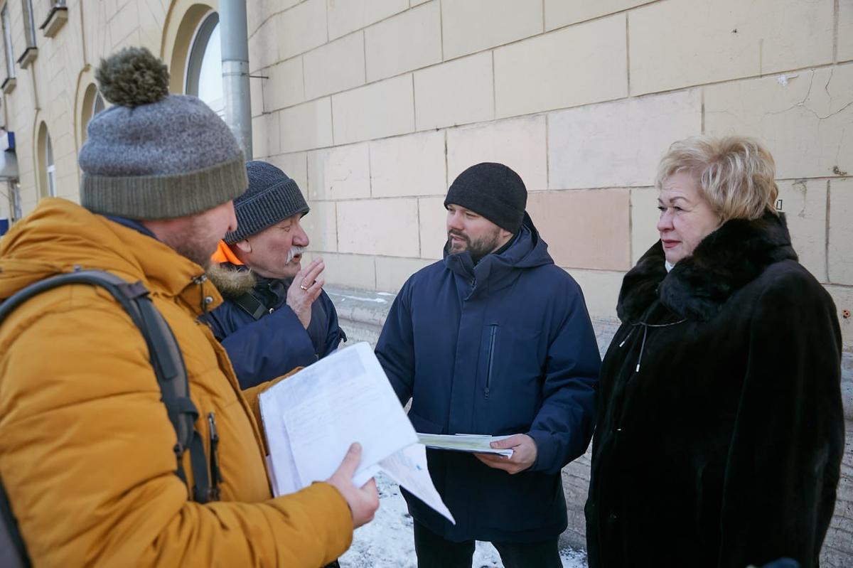 Подготовка к установке мемориальной таблички. Фото: пресс-служба Красногвардейского района