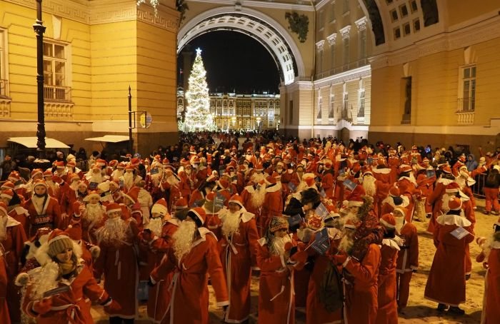Сотни Дедов Морозов пробежали по центру Петербурга