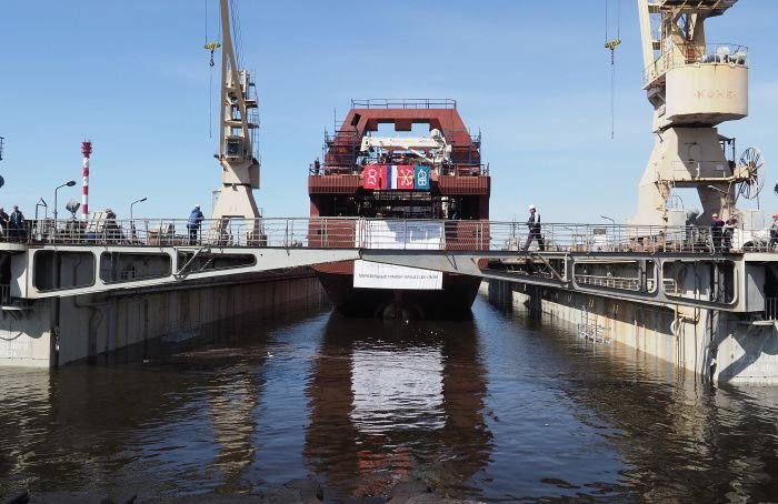Плавучий рыбозавод спустили на воду в Петербурге
