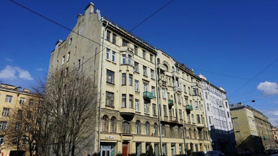 В доходном доме Фёдора Рыбина на улице Ленина вместо окна вырубили входную дверь