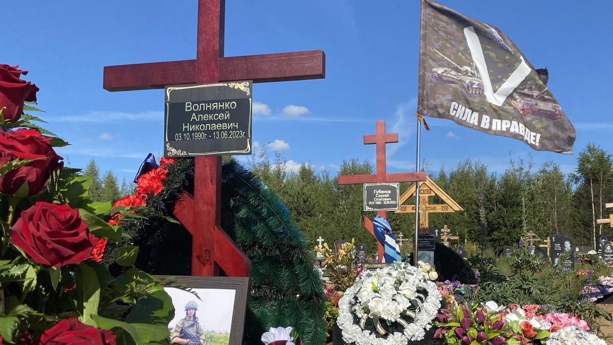 Убийца правозащитницы Елены Григорьевой похоронен как герой