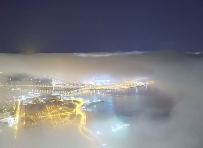 Исчезающий в облаках Петербург. Фото: скриншот видео с Telegram-канала «Лахта Центра»