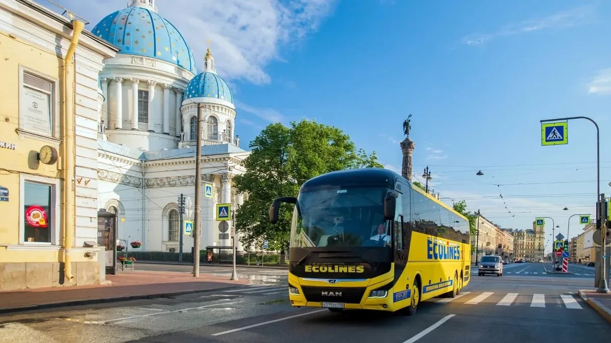 Фото: у направлявшегося в Таллинн автобуса Ecolines лопнуло колесо