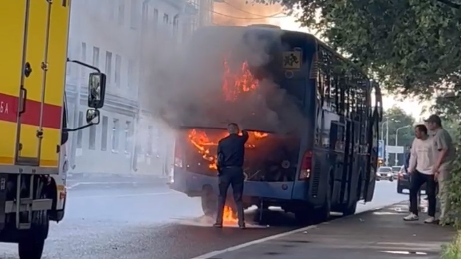 На Днепропетровской улице загорелся туристический автобус, никто не пострадал