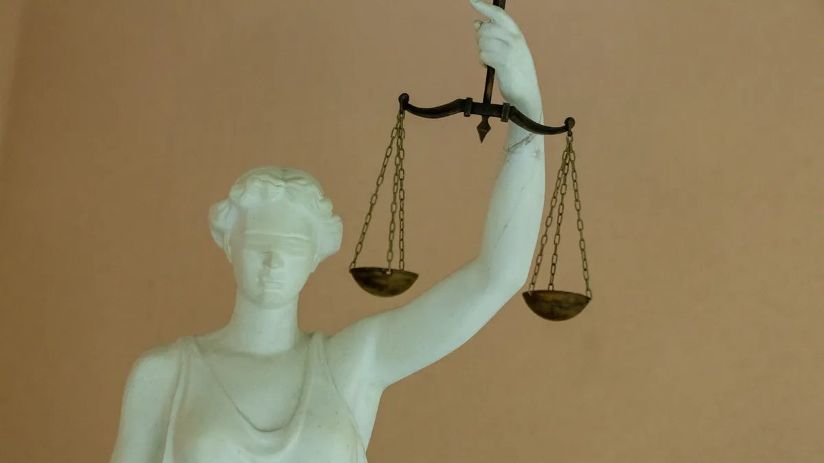 Мужчину, оскорблявшего пассажиров автобуса в Приморском районе, оштрафовали на 20 тысяч рублей