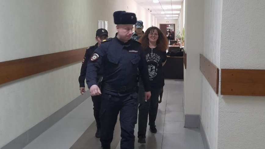 Суд по делу обвиняемой в «фейках об армии» Смирновой закончился «скорой» для адвоката и протоколом на слушателя