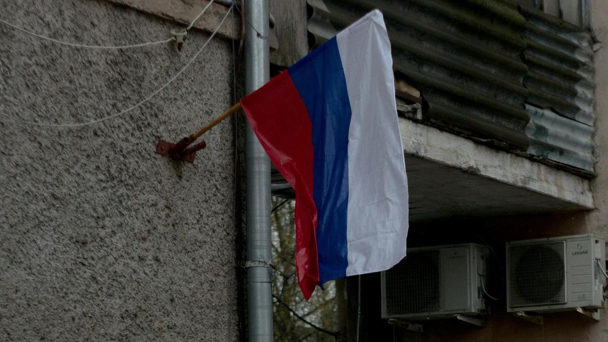 Кража флага России у здания суда обернулась для петербуржца административным протоколом