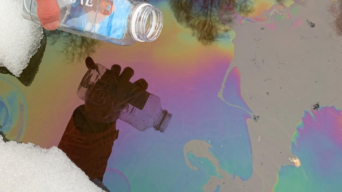 Вода и радужная плёнка, Вьюн, 1 марта. Фото: читатель MR7