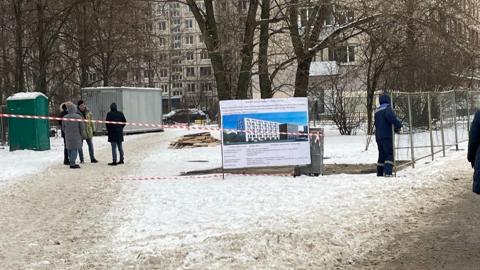 Сквер у школы № 121 в Калининском районе начали обносить забором